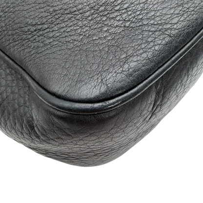 https://cdn.shopify.com/s/files/1/0564/9376/8855/files/Gucci_Umhangetasche_Soho_aus_Leder_schwarz_vintage_GG_9602.webp?v=1770951181