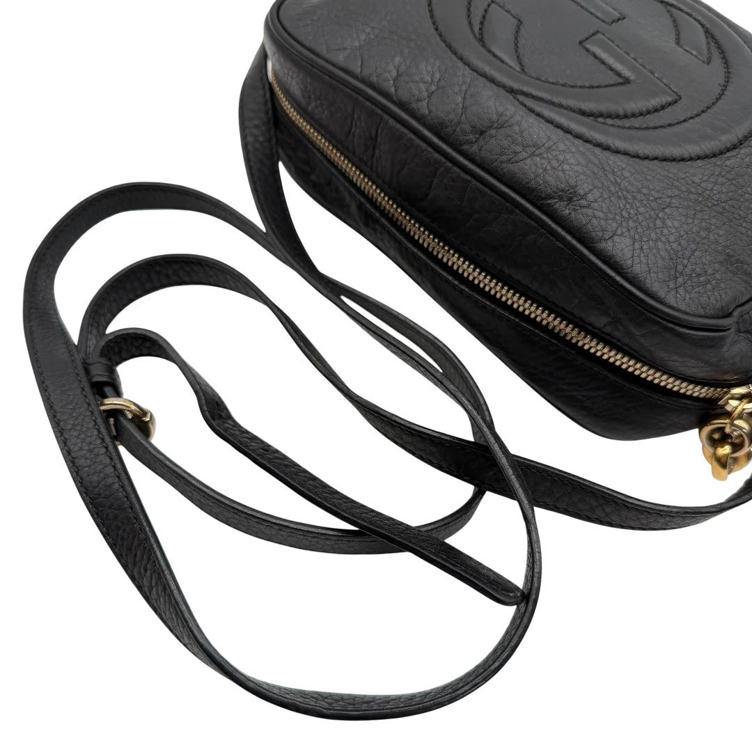 https://cdn.shopify.com/s/files/1/0564/9376/8855/files/Gucci_Umhangetasche_Soho_aus_Leder_schwarz_vintage_GG_9605.webp?v=1770951181