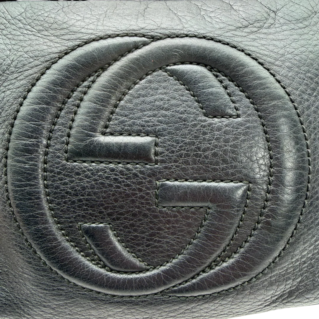 https://cdn.shopify.com/s/files/1/0564/9376/8855/files/Gucci_Umhangetasche_Soho_aus_Leder_schwarz_vintage_GG_9606.webp?v=1770951181