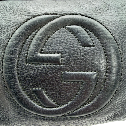 https://cdn.shopify.com/s/files/1/0564/9376/8855/files/Gucci_Umhangetasche_Soho_aus_Leder_schwarz_vintage_GG_9606.webp?v=1770951181
