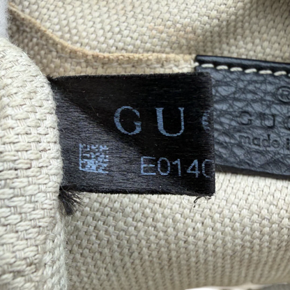 https://cdn.shopify.com/s/files/1/0564/9376/8855/files/Gucci_Umhangetasche_Soho_aus_Leder_schwarz_vintage_GG_9612.webp?v=1770951181