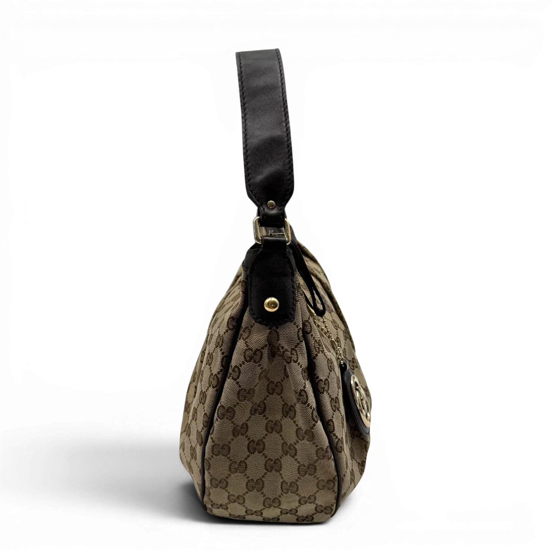 https://cdn.shopify.com/s/files/1/0564/9376/8855/files/Gucci_Umhangetasche_Sukey_One_monogram_beige_vintage_GG2128.webp?v=1779963479