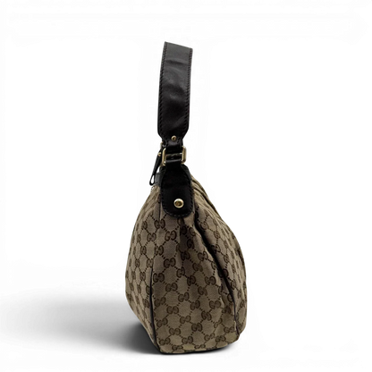 https://cdn.shopify.com/s/files/1/0564/9376/8855/files/Gucci_Umhangetasche_Sukey_One_monogram_beige_vintage_GG2129.webp?v=1779963479