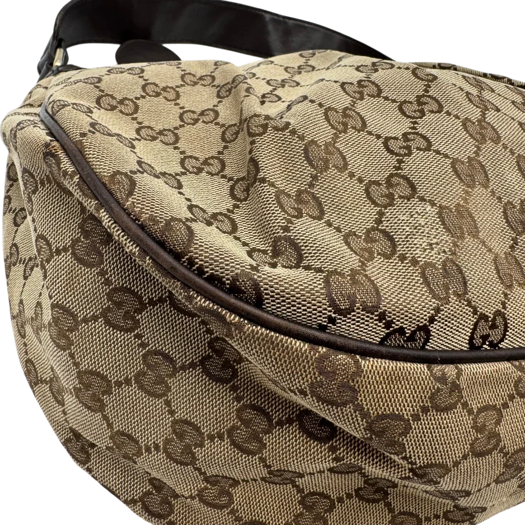 https://cdn.shopify.com/s/files/1/0564/9376/8855/files/Gucci_Umhangetasche_Sukey_One_monogram_beige_vintage_GG2132.webp?v=1779963480