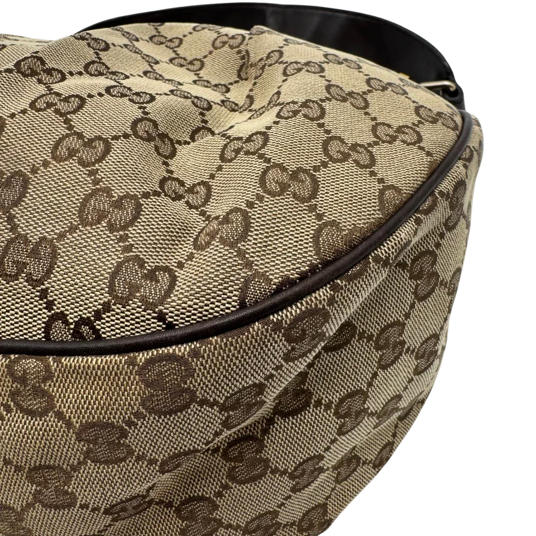 https://cdn.shopify.com/s/files/1/0564/9376/8855/files/Gucci_Umhangetasche_Sukey_One_monogram_beige_vintage_GG2133.webp?v=1779963479