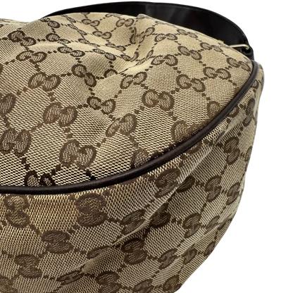 https://cdn.shopify.com/s/files/1/0564/9376/8855/files/Gucci_Umhangetasche_Sukey_One_monogram_beige_vintage_GG2133.webp?v=1779963479