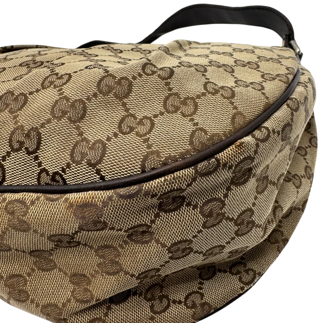 https://cdn.shopify.com/s/files/1/0564/9376/8855/files/Gucci_Umhangetasche_Sukey_One_monogram_beige_vintage_GG2135.webp?v=1779963479