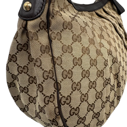 https://cdn.shopify.com/s/files/1/0564/9376/8855/files/Gucci_Umhangetasche_Sukey_One_monogram_beige_vintage_GG2142.webp?v=1779963480