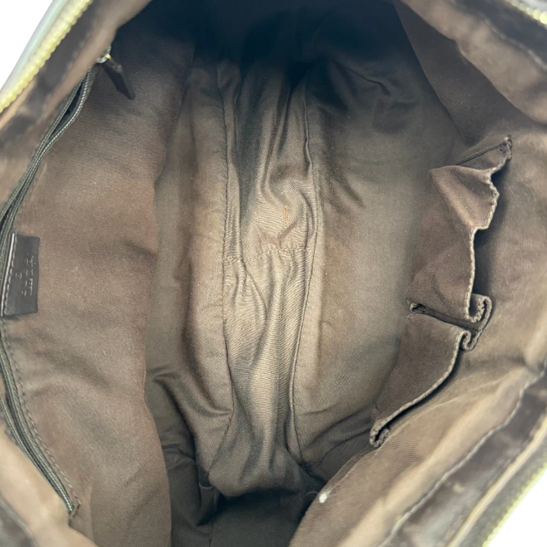https://cdn.shopify.com/s/files/1/0564/9376/8855/files/Gucci_Umhangetasche_Sukey_One_monogram_beige_vintage_GG2143.webp?v=1779963479