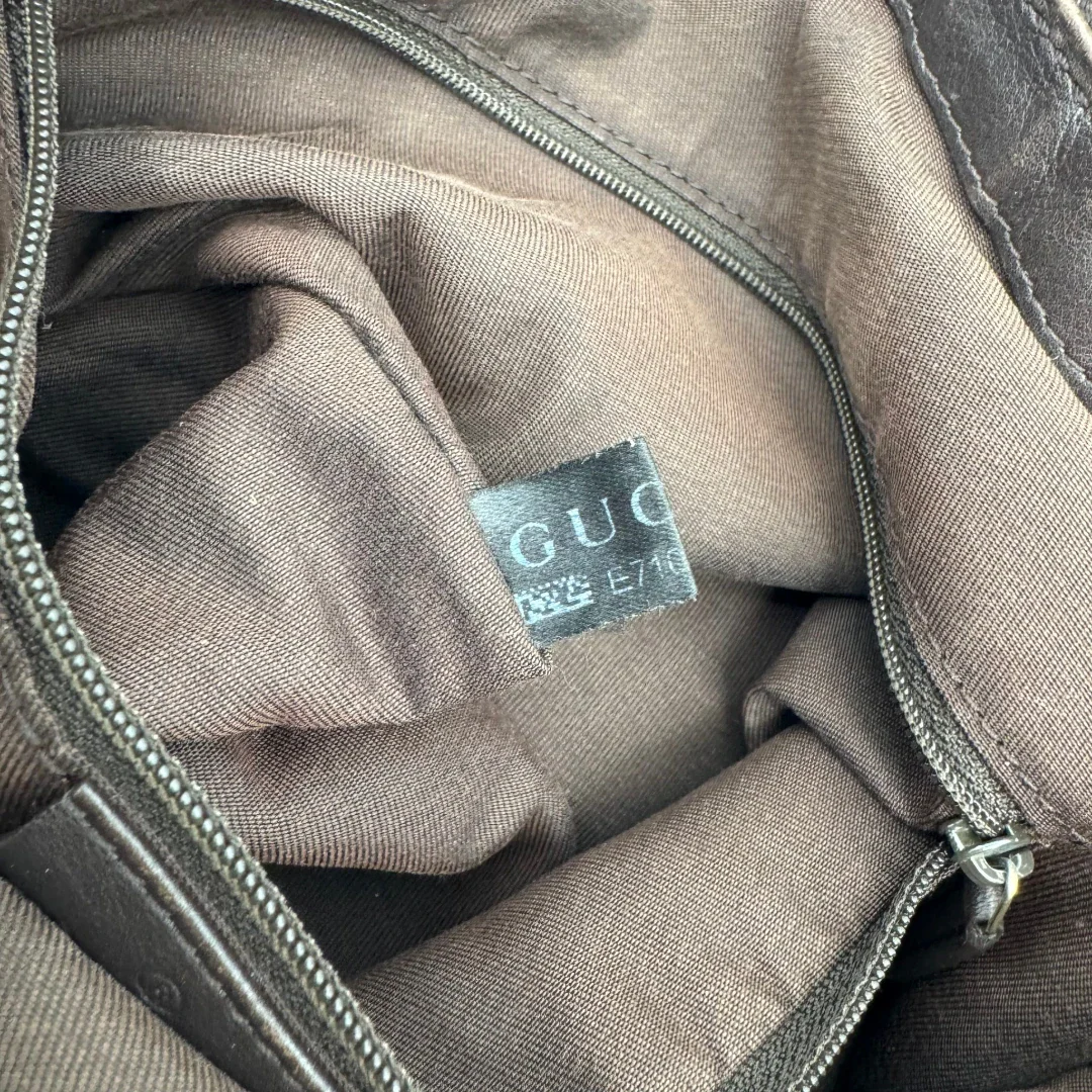 https://cdn.shopify.com/s/files/1/0564/9376/8855/files/Gucci_Umhangetasche_Sukey_One_monogram_beige_vintage_GG2146.webp?v=1779963480