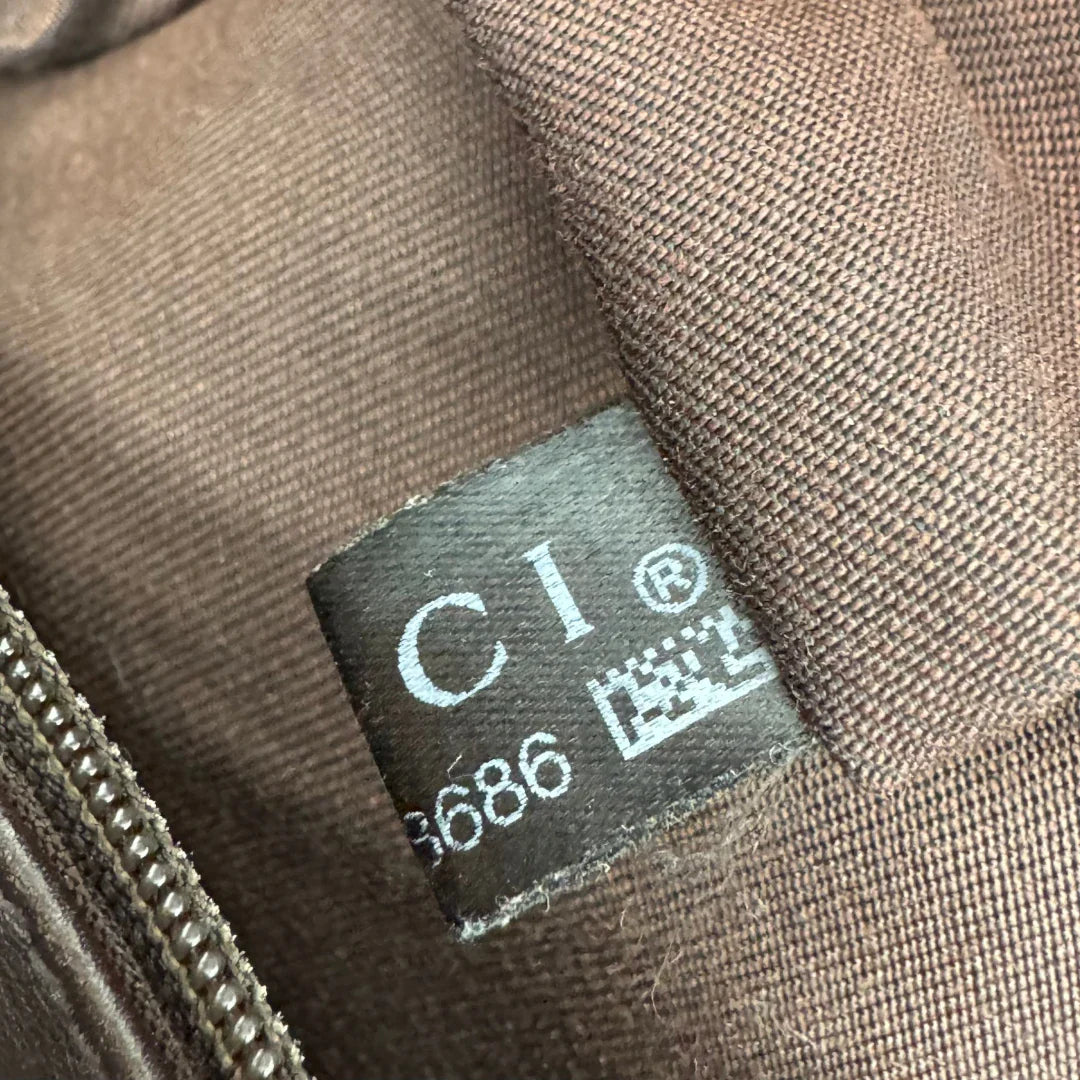 https://cdn.shopify.com/s/files/1/0564/9376/8855/files/Gucci_Umhangetasche_Sukey_One_monogram_beige_vintage_GG2147.webp?v=1779963480