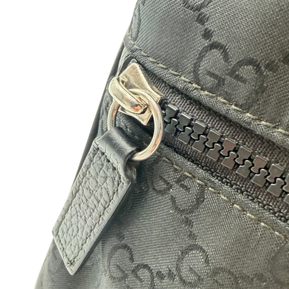 https://cdn.shopify.com/s/files/1/0564/9376/8855/files/Gucci_Umhangetasche_aus_Nylon_monogram_schwarz_13.webp?v=1782312847