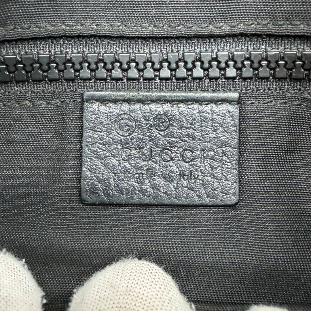 https://cdn.shopify.com/s/files/1/0564/9376/8855/files/Gucci_Umhangetasche_aus_Nylon_monogram_schwarz_15.webp?v=1782312848