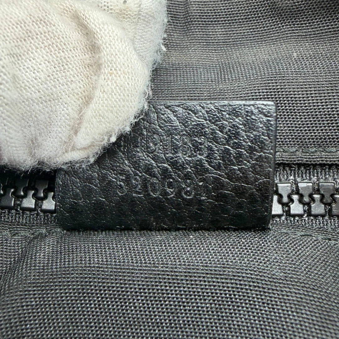 https://cdn.shopify.com/s/files/1/0564/9376/8855/files/Gucci_Umhangetasche_aus_Nylon_monogram_schwarz_16.webp?v=1782312847