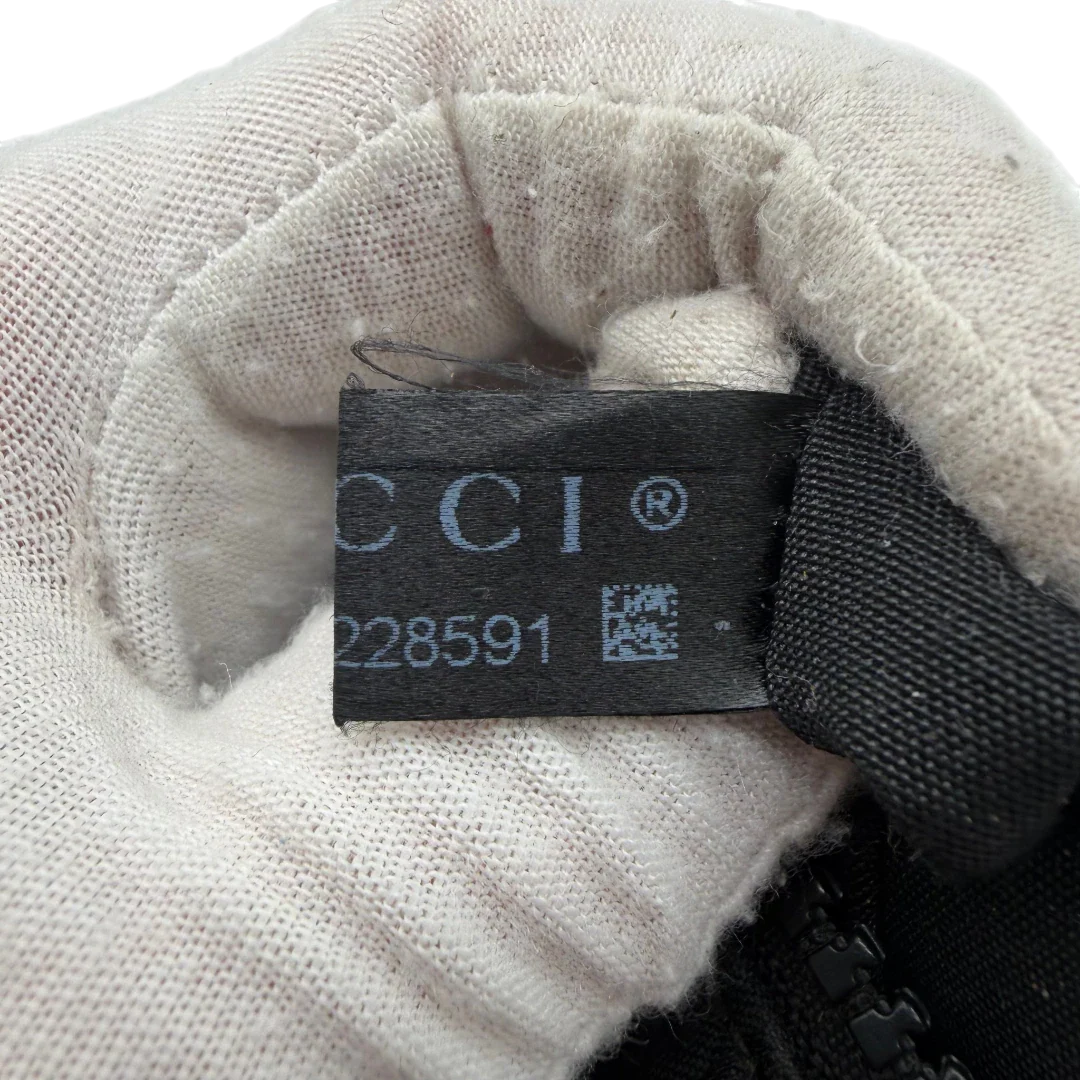 https://cdn.shopify.com/s/files/1/0564/9376/8855/files/Gucci_Umhangetasche_aus_Nylon_monogram_schwarz_18.webp?v=1782312847