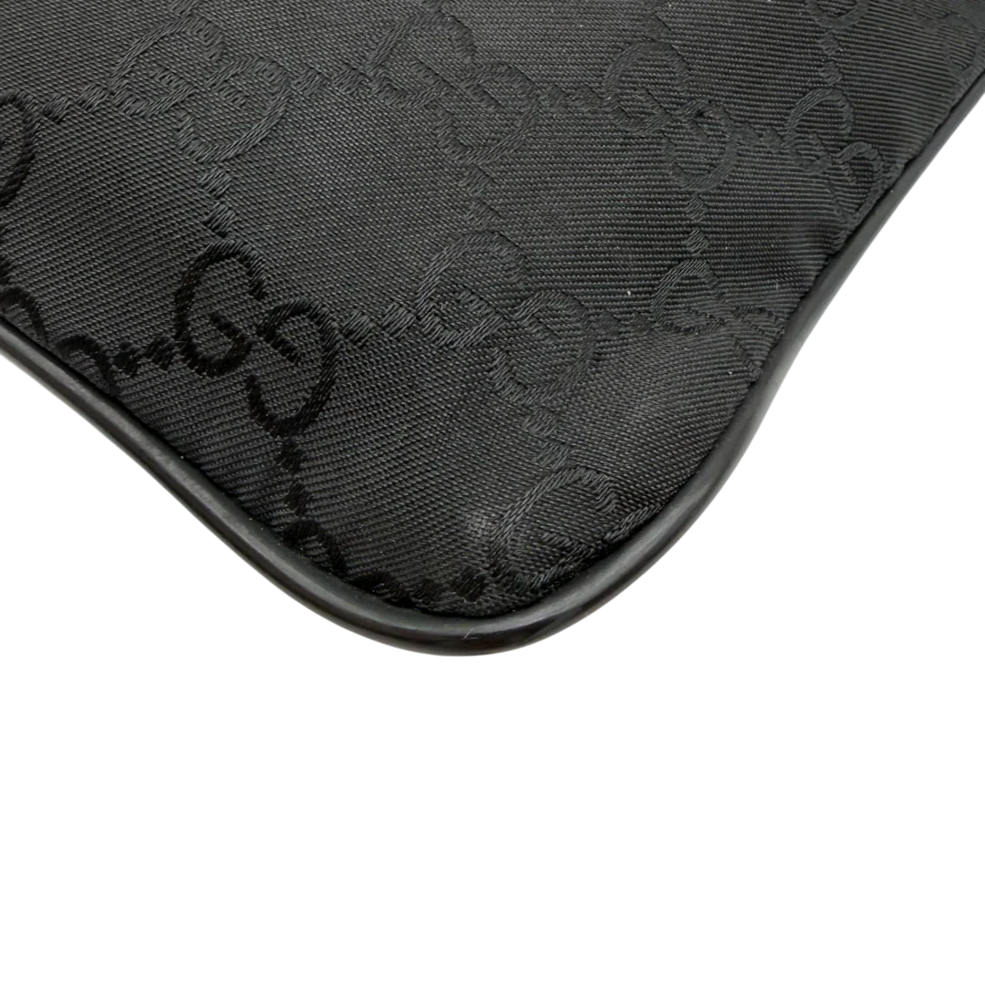 https://cdn.shopify.com/s/files/1/0564/9376/8855/files/Gucci_Umhangetasche_aus_Nylon_monogram_schwarz_6.webp?v=1782312847