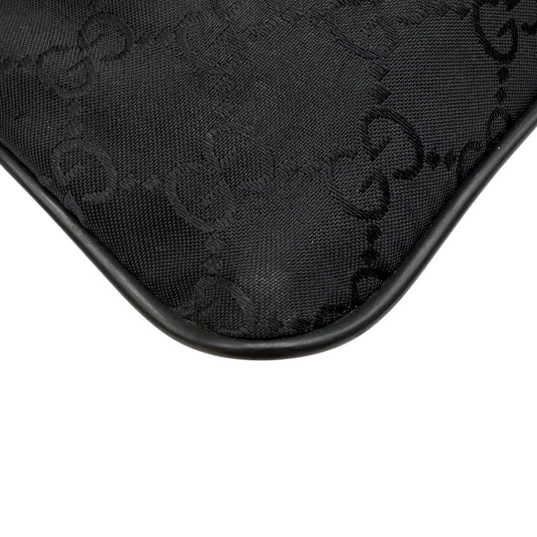 https://cdn.shopify.com/s/files/1/0564/9376/8855/files/Gucci_Umhangetasche_aus_Nylon_monogram_schwarz_7.webp?v=1782312847