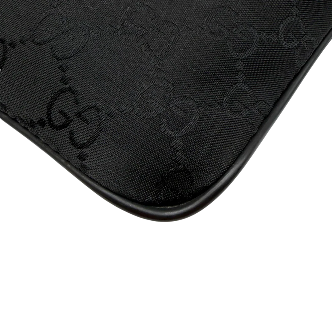 https://cdn.shopify.com/s/files/1/0564/9376/8855/files/Gucci_Umhangetasche_aus_Nylon_monogram_schwarz_8.webp?v=1782312847