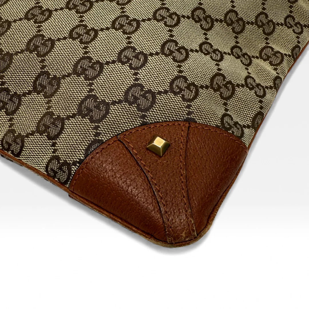 https://cdn.shopify.com/s/files/1/0564/9376/8855/files/Gucci_Umhangetasche_monogram_beige_vintage_GG_crossbody2906.webp?v=1762429582