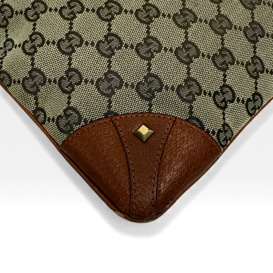https://cdn.shopify.com/s/files/1/0564/9376/8855/files/Gucci_Umhangetasche_monogram_beige_vintage_GG_crossbody2907.webp?v=1762429582