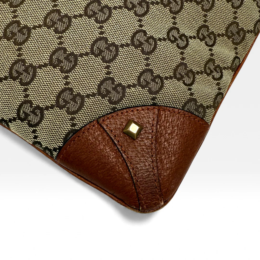 https://cdn.shopify.com/s/files/1/0564/9376/8855/files/Gucci_Umhangetasche_monogram_beige_vintage_GG_crossbody2908.webp?v=1762429582