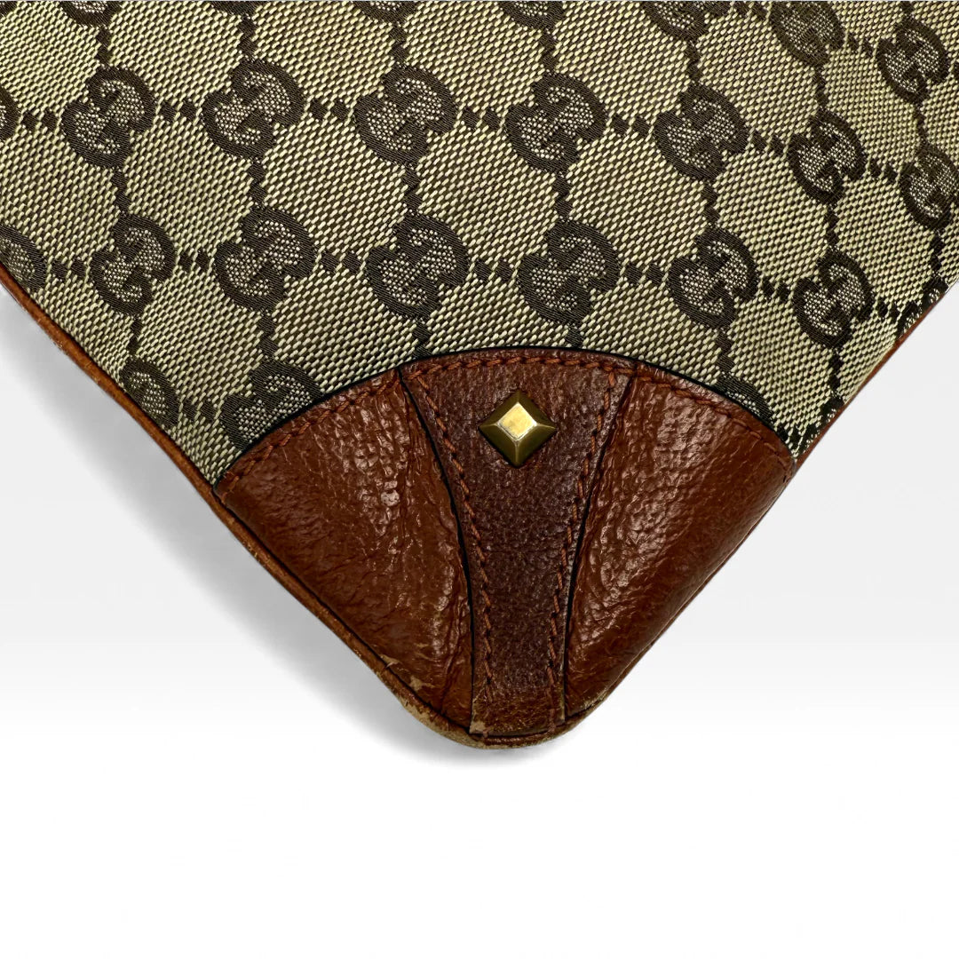https://cdn.shopify.com/s/files/1/0564/9376/8855/files/Gucci_Umhangetasche_monogram_beige_vintage_GG_crossbody2909.webp?v=1762429582