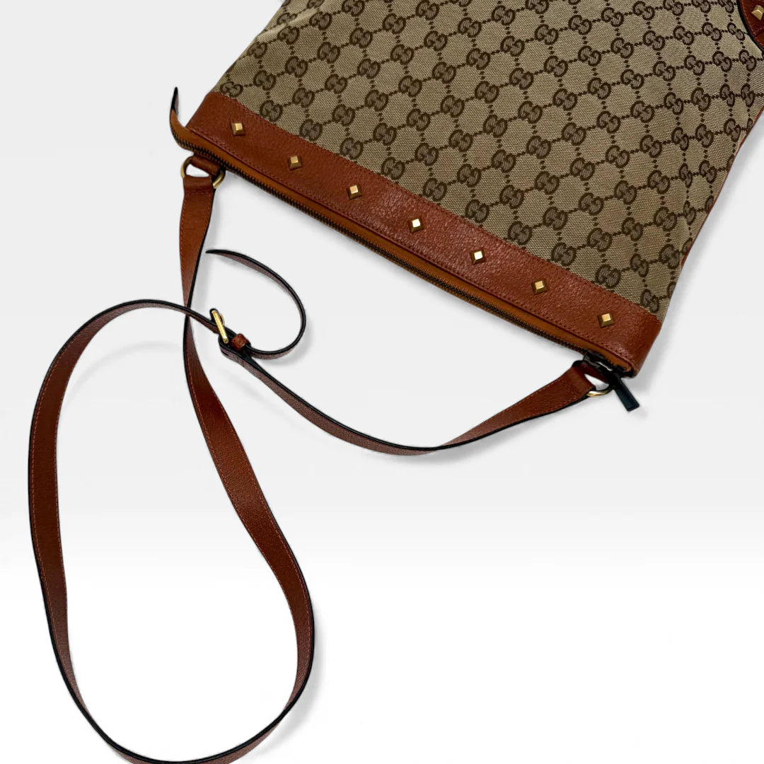 https://cdn.shopify.com/s/files/1/0564/9376/8855/files/Gucci_Umhangetasche_monogram_beige_vintage_GG_crossbody2911.webp?v=1762429582