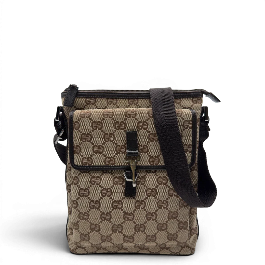 https://cdn.shopify.com/s/files/1/0564/9376/8855/files/Gucci_Umhangetasche_small_monogram_beige_vintage_GG8202.webp?v=1780409096