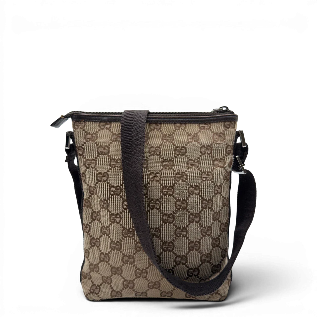 https://cdn.shopify.com/s/files/1/0564/9376/8855/files/Gucci_Umhangetasche_small_monogram_beige_vintage_GG8203.webp?v=1780409096