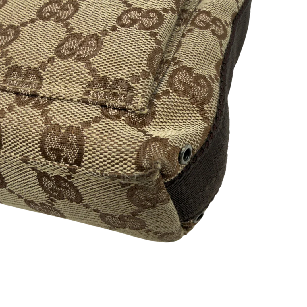 https://cdn.shopify.com/s/files/1/0564/9376/8855/files/Gucci_Umhangetasche_small_monogram_beige_vintage_GG8209.webp?v=1780409096