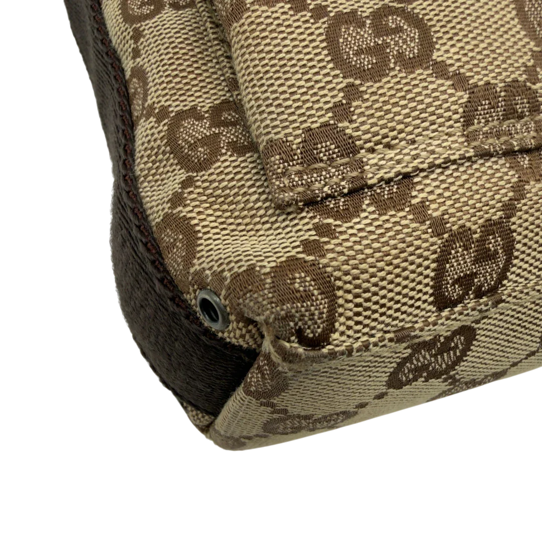 https://cdn.shopify.com/s/files/1/0564/9376/8855/files/Gucci_Umhangetasche_small_monogram_beige_vintage_GG8210.webp?v=1780409096