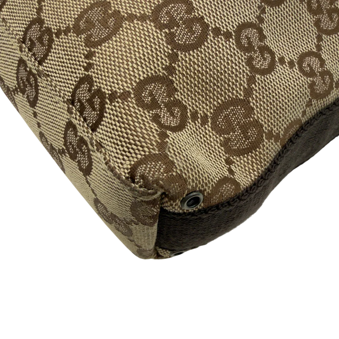 https://cdn.shopify.com/s/files/1/0564/9376/8855/files/Gucci_Umhangetasche_small_monogram_beige_vintage_GG8211.webp?v=1780409096