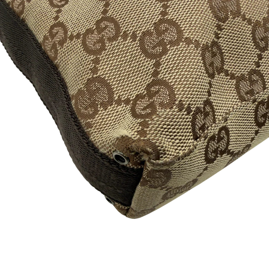 https://cdn.shopify.com/s/files/1/0564/9376/8855/files/Gucci_Umhangetasche_small_monogram_beige_vintage_GG8212.webp?v=1780409097