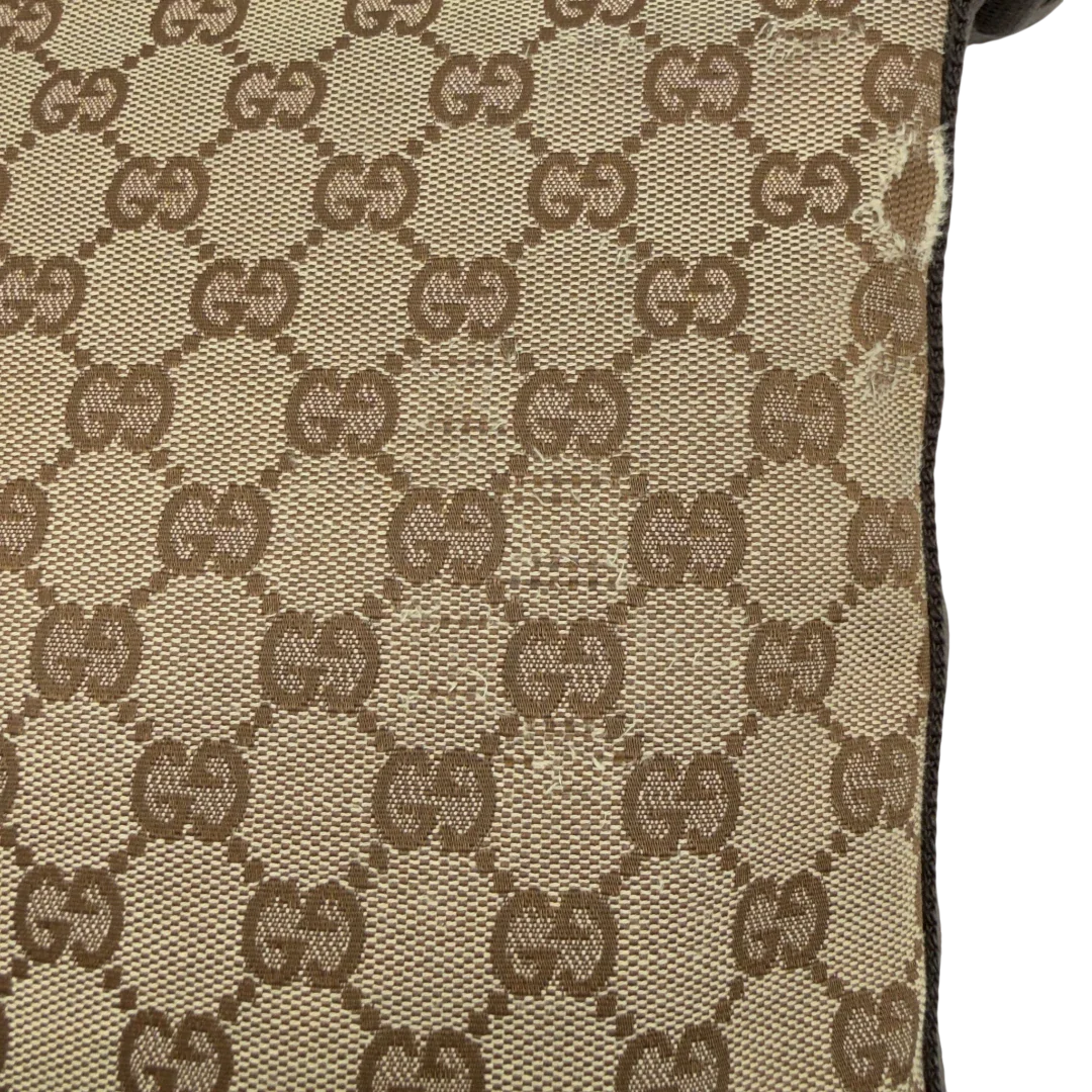 https://cdn.shopify.com/s/files/1/0564/9376/8855/files/Gucci_Umhangetasche_small_monogram_beige_vintage_GG8215.webp?v=1780409098