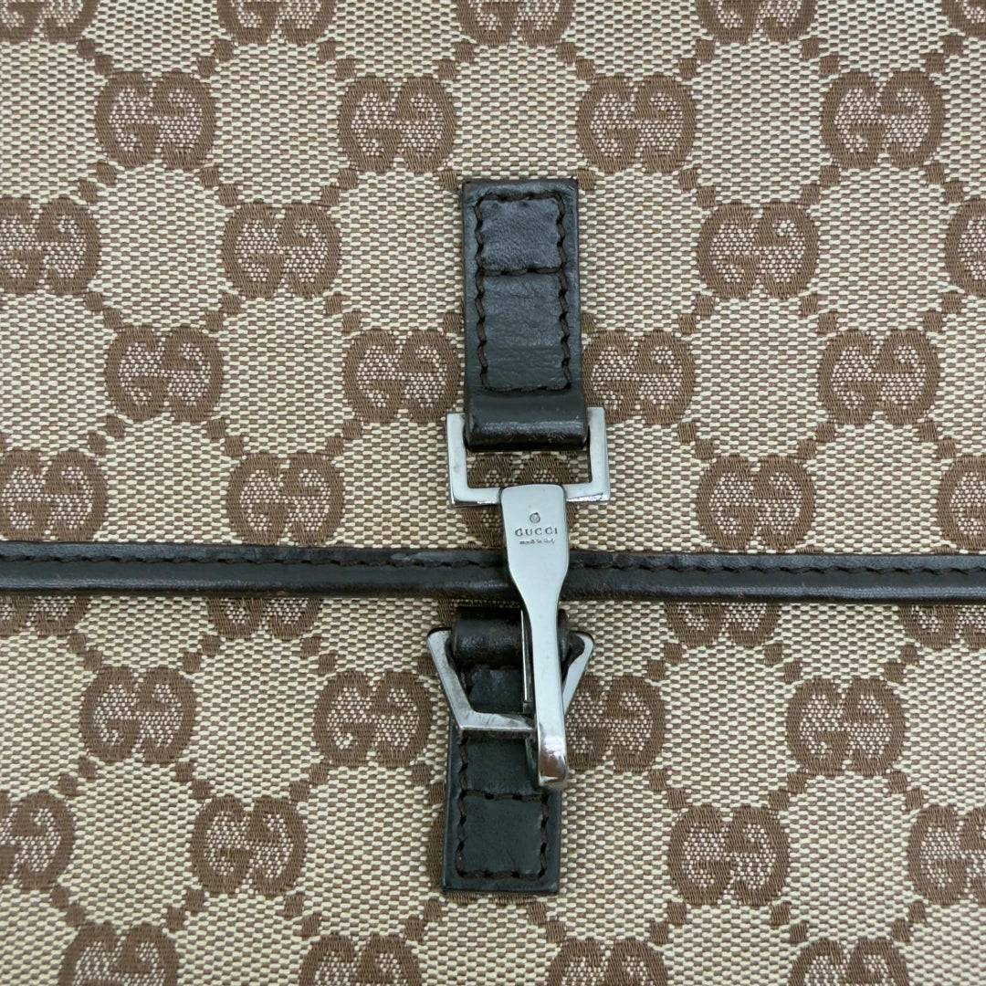 https://cdn.shopify.com/s/files/1/0564/9376/8855/files/Gucci_Umhangetasche_small_monogram_beige_vintage_GG8217.webp?v=1780409097