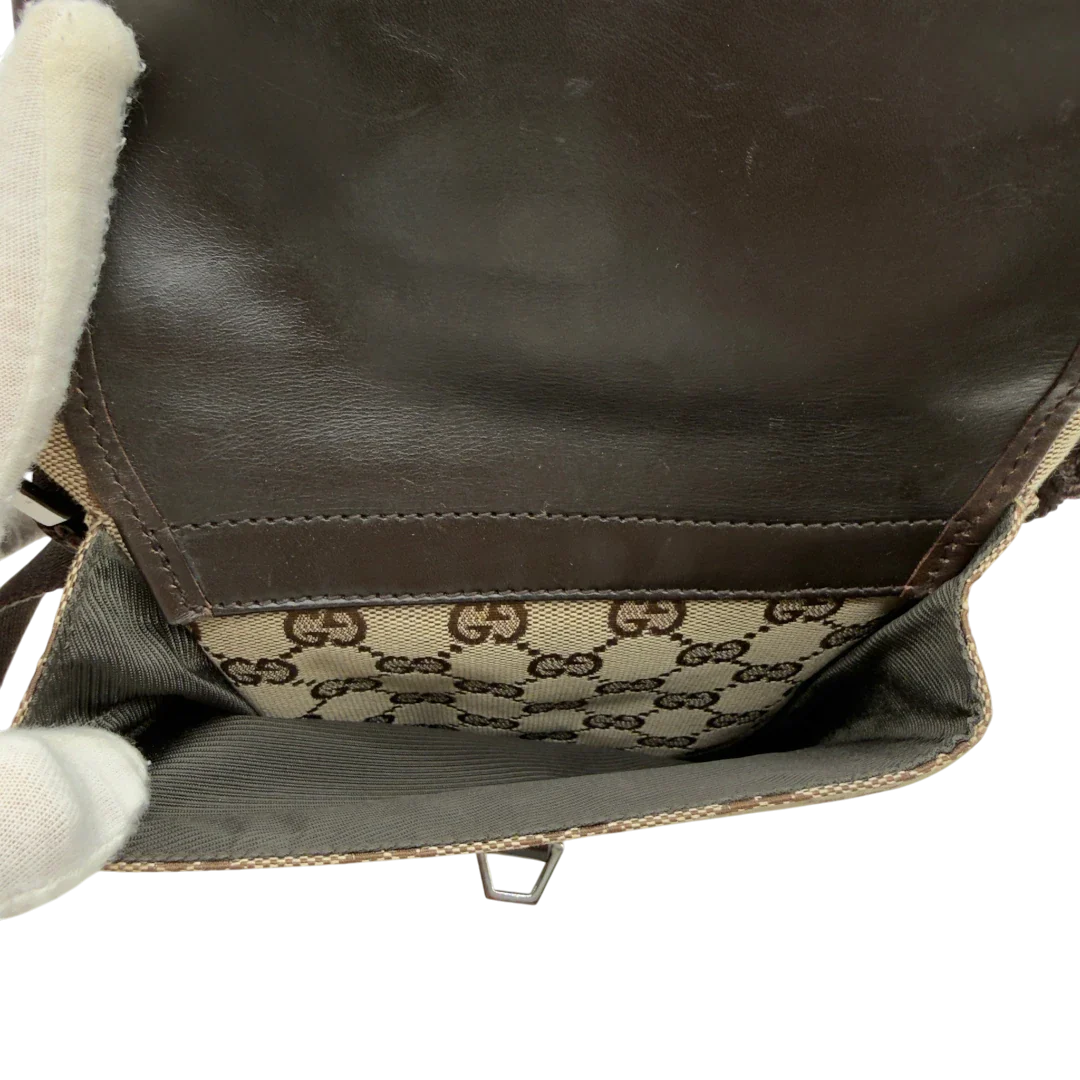 https://cdn.shopify.com/s/files/1/0564/9376/8855/files/Gucci_Umhangetasche_small_monogram_beige_vintage_GG8222.webp?v=1780409096