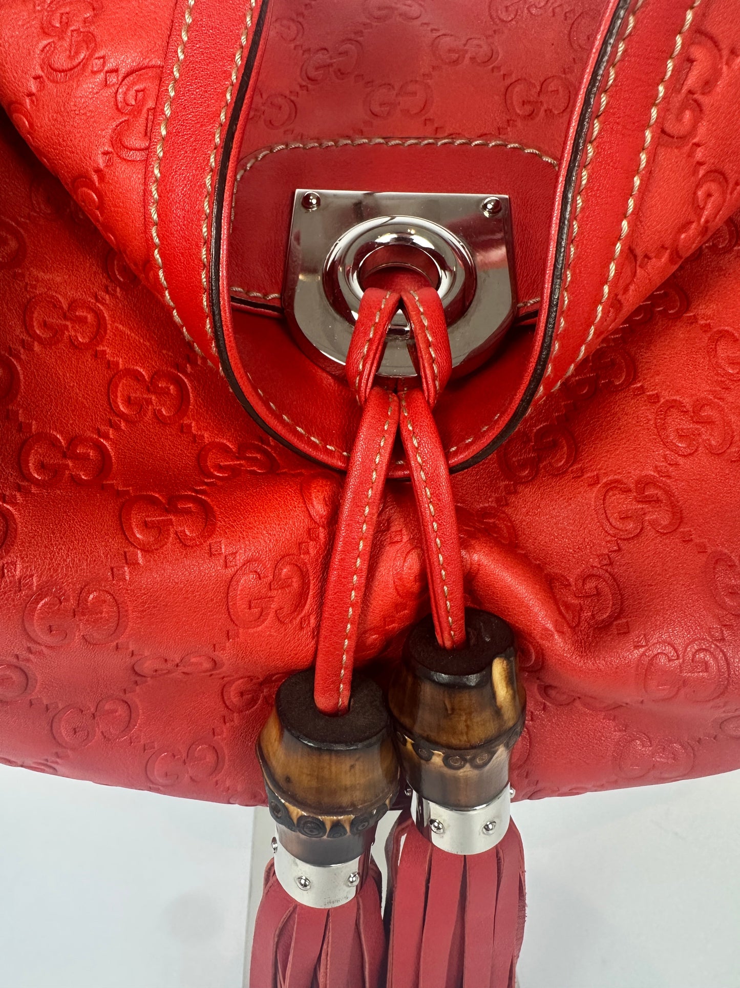 https://cdn.shopify.com/s/files/1/0900/2729/5066/files/Gucci_indy_bag_red_monogram_2007_Chrome_Detail.jpg?v=1776362149