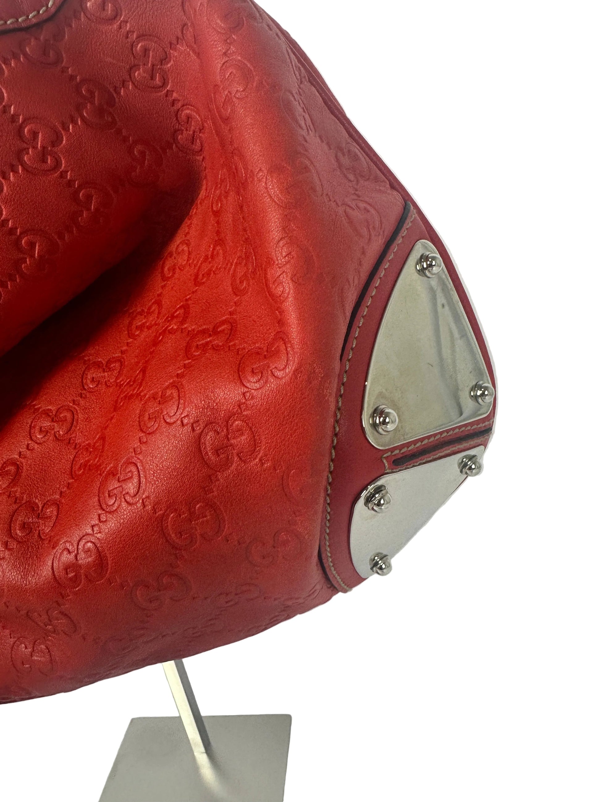 https://cdn.shopify.com/s/files/1/0900/2729/5066/files/Gucci_indy_bag_red_monogram_2007_Detail.jpg?v=1776362149