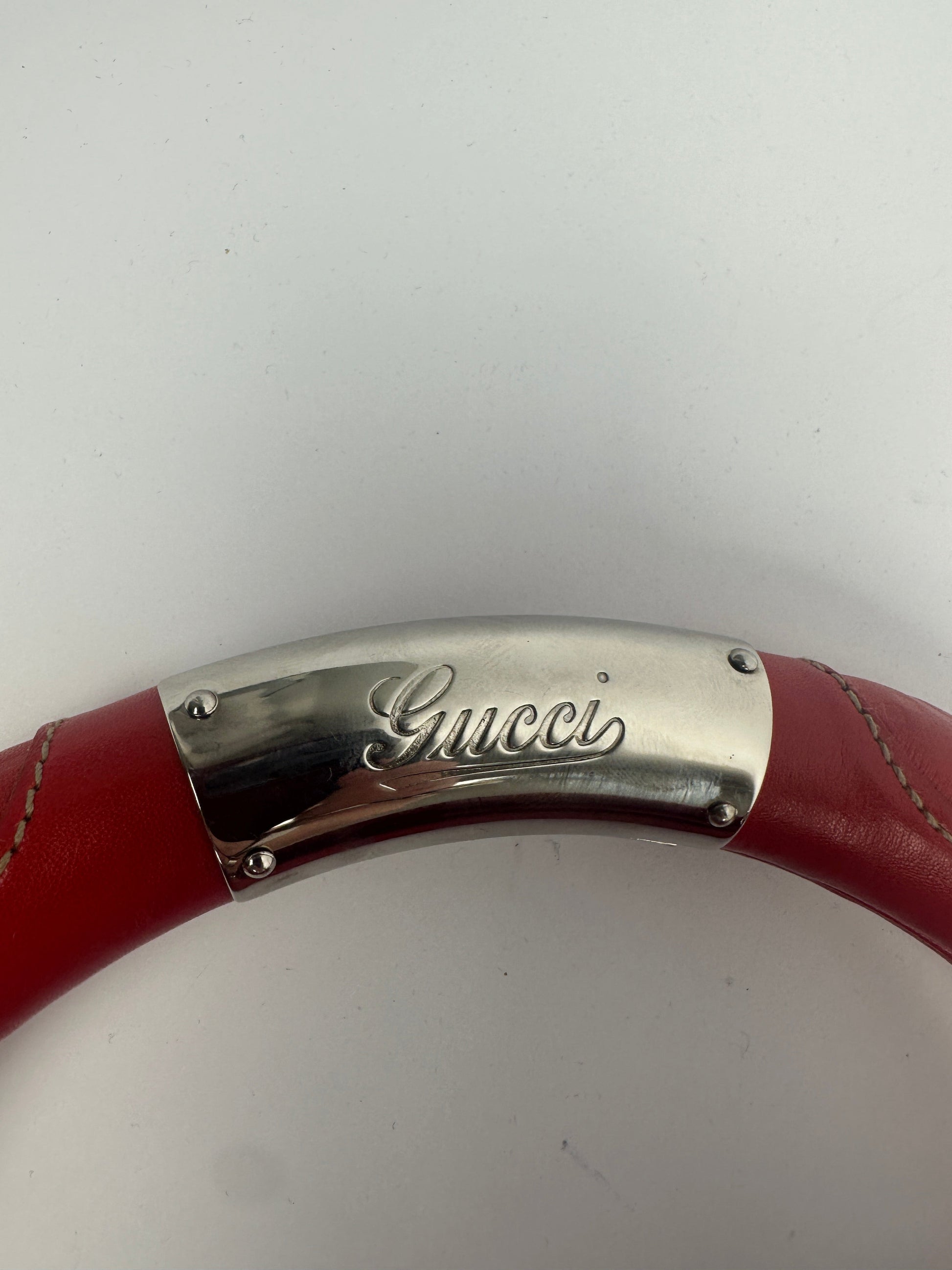 https://cdn.shopify.com/s/files/1/0900/2729/5066/files/Gucci_indy_bag_red_monogram_2007_Handle_Close_Up.jpg?v=1776362149
