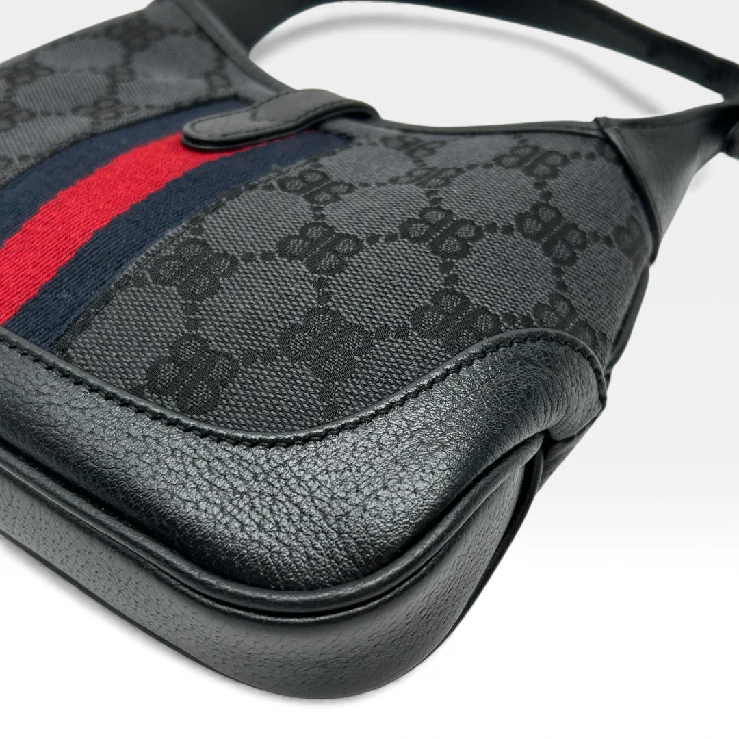 https://cdn.shopify.com/s/files/1/0564/9376/8855/files/Gucci_x_Balenciaga_Handtasche_Jackie_1961_mini_monogram_schwarz_vintage_GG_black_edition_handbag_9951.webp?v=1765456678