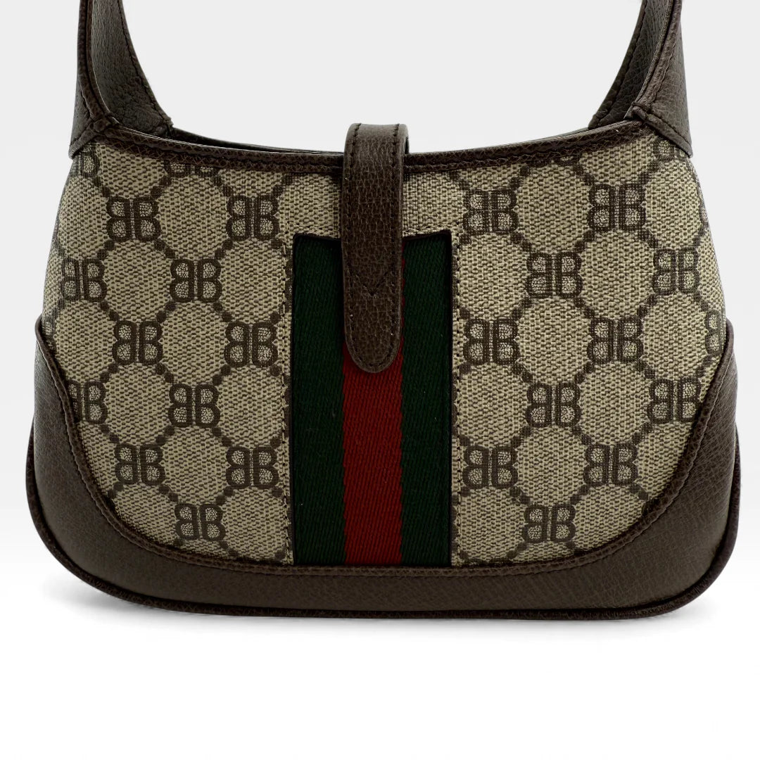 https://cdn.shopify.com/s/files/1/0564/9376/8855/files/Gucci_x_Balenciaga_Handtasche_Jackie_The_Hacker_small_monogram_beige___braun_vintage_GG_handbag_5156.webp?v=1765386248