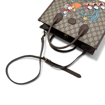 https://cdn.shopify.com/s/files/1/0564/9376/8855/files/Gucci_x_Disney_Handtasche___Tote_Bag_Donald_Duck_Ebony_GG_Supreme_monogram_beige___braun4315.webp?v=1764850487
