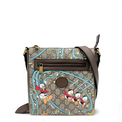 https://cdn.shopify.com/s/files/1/0564/9376/8855/files/Gucci_x_Disney_Umhangetasche_monogram_beige___braun_vintage_GG_crossbody4385.webp?v=1764849860