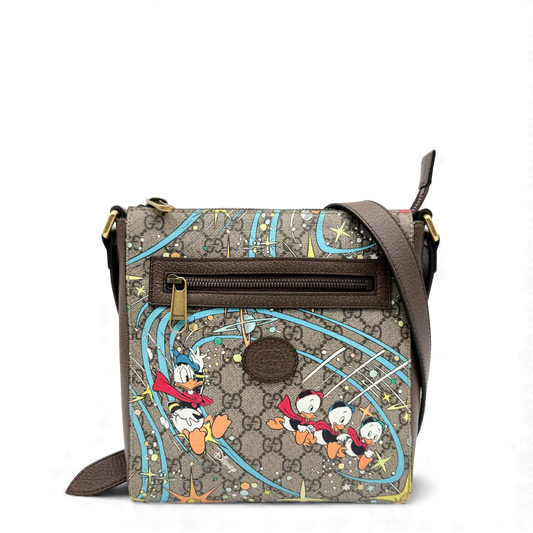 https://cdn.shopify.com/s/files/1/0564/9376/8855/files/Gucci_x_Disney_Umhangetasche_monogram_beige___braun_vintage_GG_crossbody4385.webp?v=1764849860