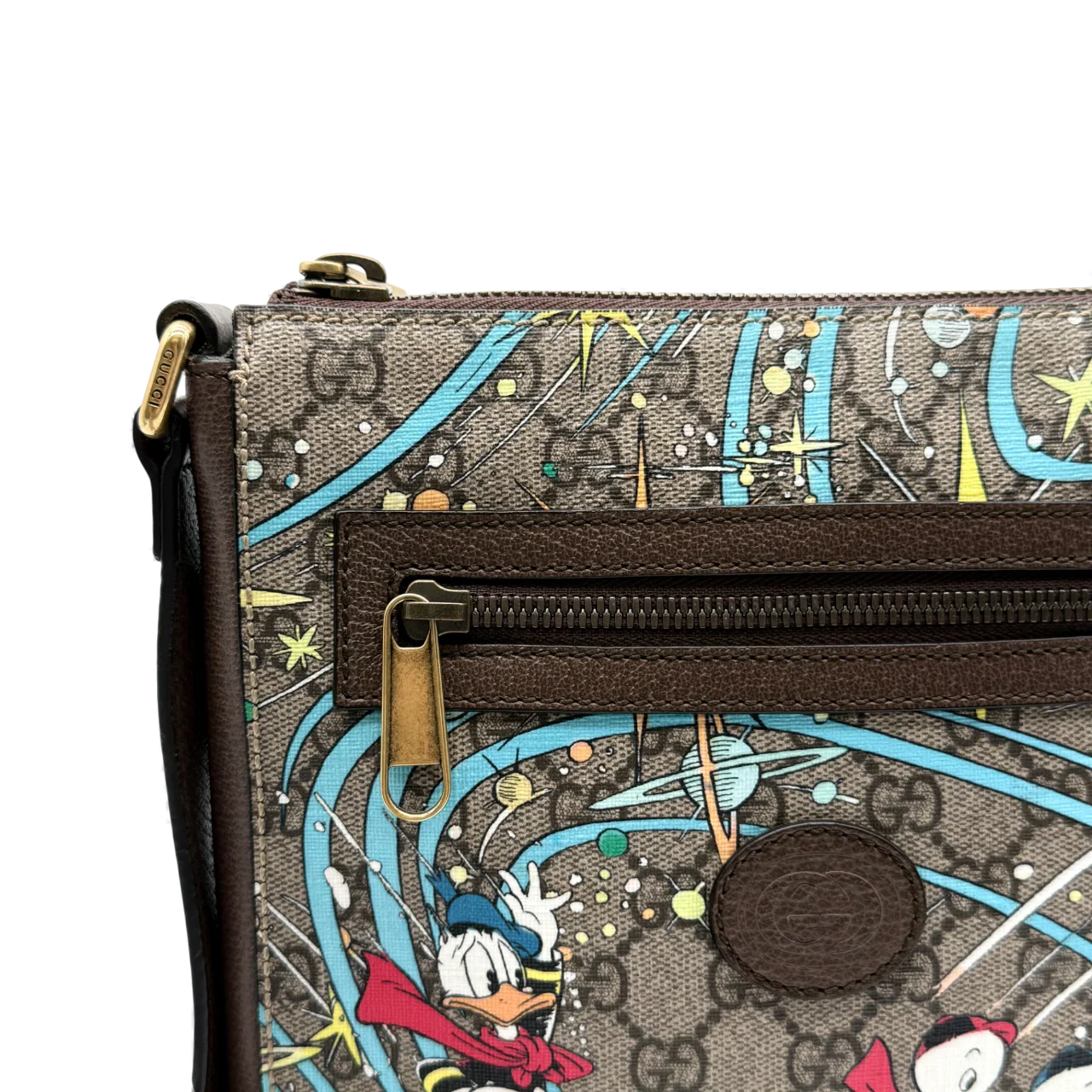 https://cdn.shopify.com/s/files/1/0564/9376/8855/files/Gucci_x_Disney_Umhangetasche_monogram_beige___braun_vintage_GG_crossbody4409.webp?v=1764849962