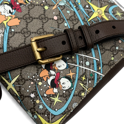 https://cdn.shopify.com/s/files/1/0564/9376/8855/files/Gucci_x_Disney_Umhangetasche_monogram_beige___braun_vintage_GG_crossbody4412.webp?v=1764849962