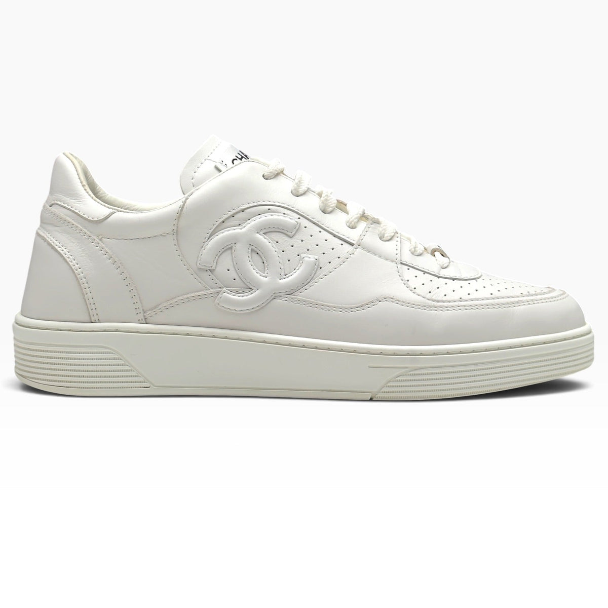 CHANEL CALFSKIN CC LOGO LOW TOP SNEAKER WHITE 43 | UK 9, White
