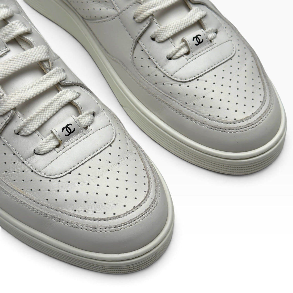 CHANEL CALFSKIN CC LOGO LOW TOP SNEAKER WHITE 43 | UK 9, White