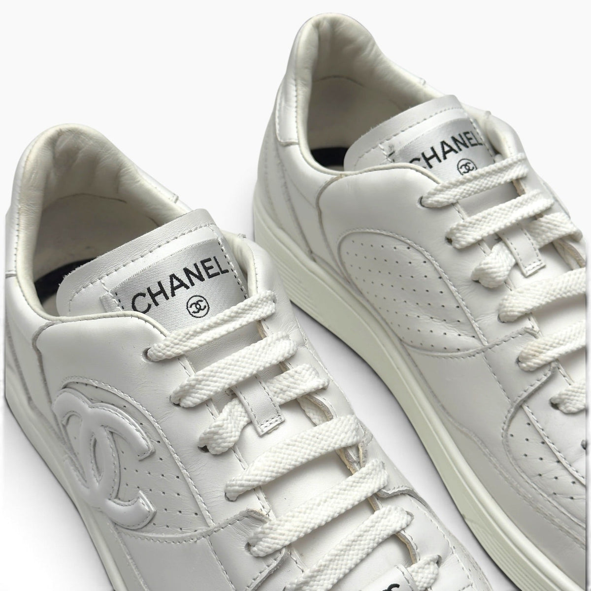 CHANEL CALFSKIN CC LOGO LOW TOP SNEAKER WHITE 43 | UK 9, White