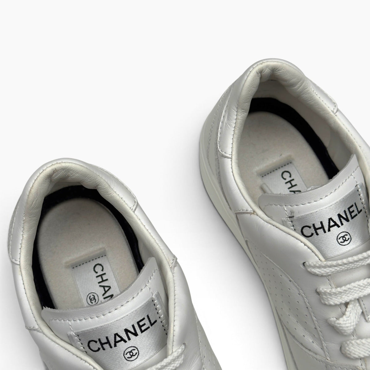CHANEL CALFSKIN CC LOGO LOW TOP SNEAKER WHITE 43 | UK 9, White